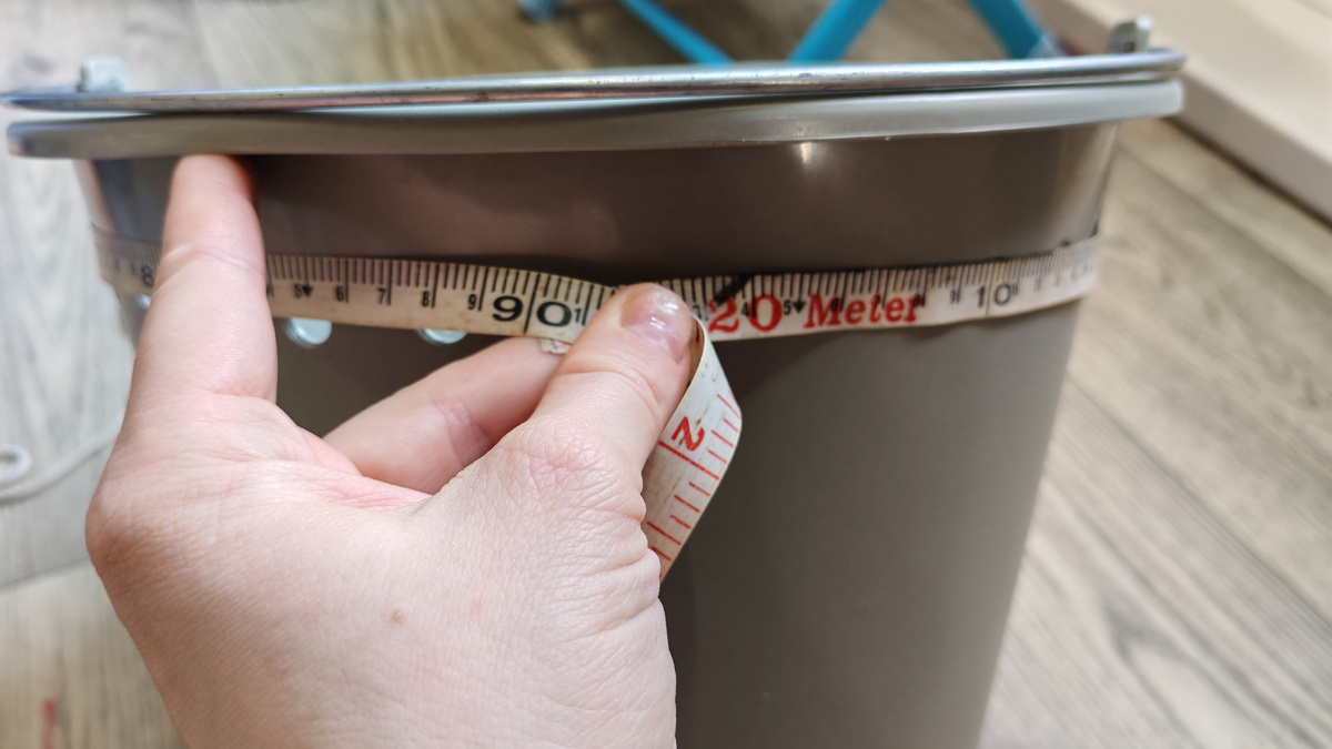 Так измеряю обхват ведра, плюсуютезе 5 см на запас 