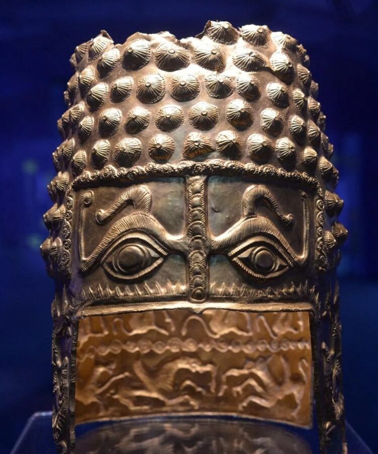 Дакийский шлем, датируемый 4 веком до нашей эры, отличается замысловатым дизайном, отражающим смесь культурных влияний © UNIVERSAL HISTORY ARCHIVE