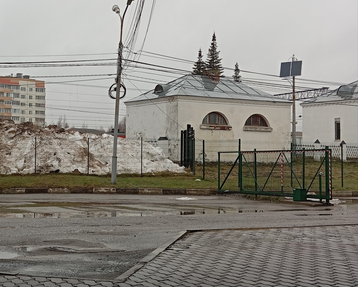 Куча снега у вокзала. 