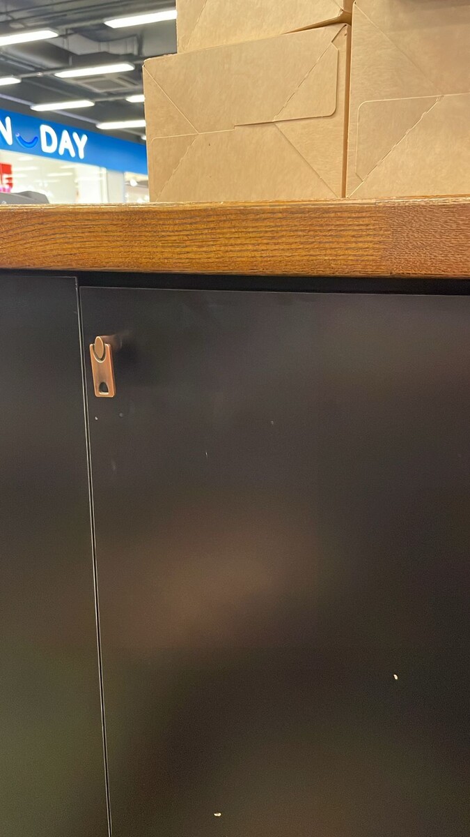 Фасаду явно не хватает регулировки петель. Поможем с ремонтом👍