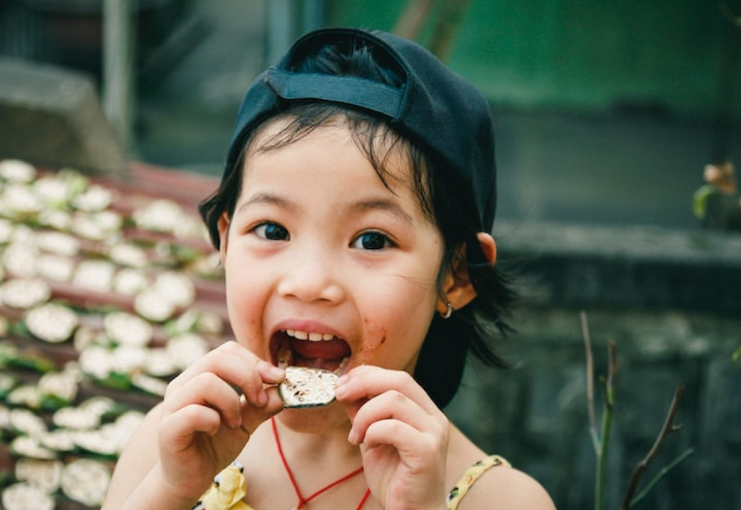 Если ребенок постоянно тащит в рот все подряд, стоит сходить к врачу