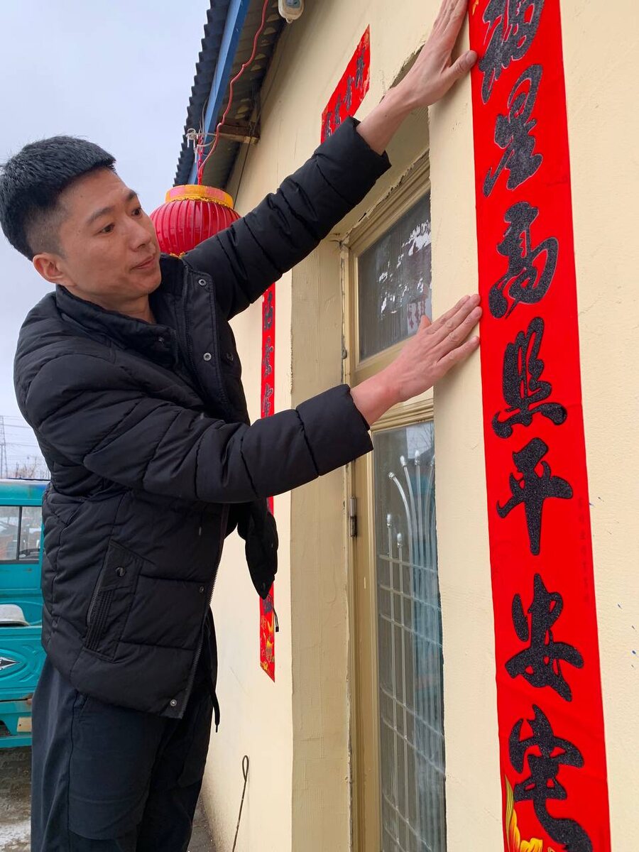 Красные свитки с пожеланиями добра и процветания украшают дома Поднебесной накануне Китайского Нового года, который в 2025-ом году отмечают 29 января 