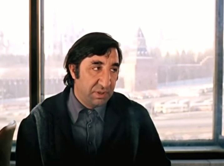  Один из любимых комических актеров советского кино Фрунзик Мкртчян в роли водителя грузовика  Рубена Хачикяна