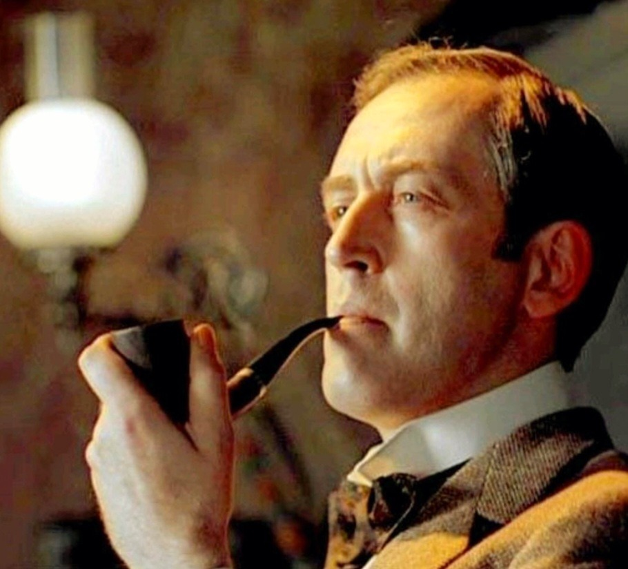 Великого сыщика Шерлока Холмса трудно представить без его любимой трубки
