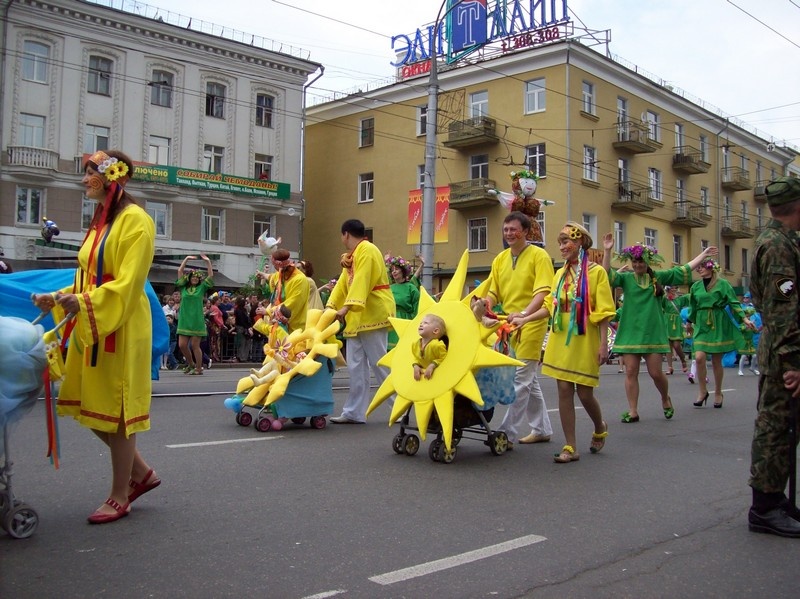 Автор фото - Юлия Савельева. Карнавал в Иркутске, колонна мам и пап с форума ИРК38.