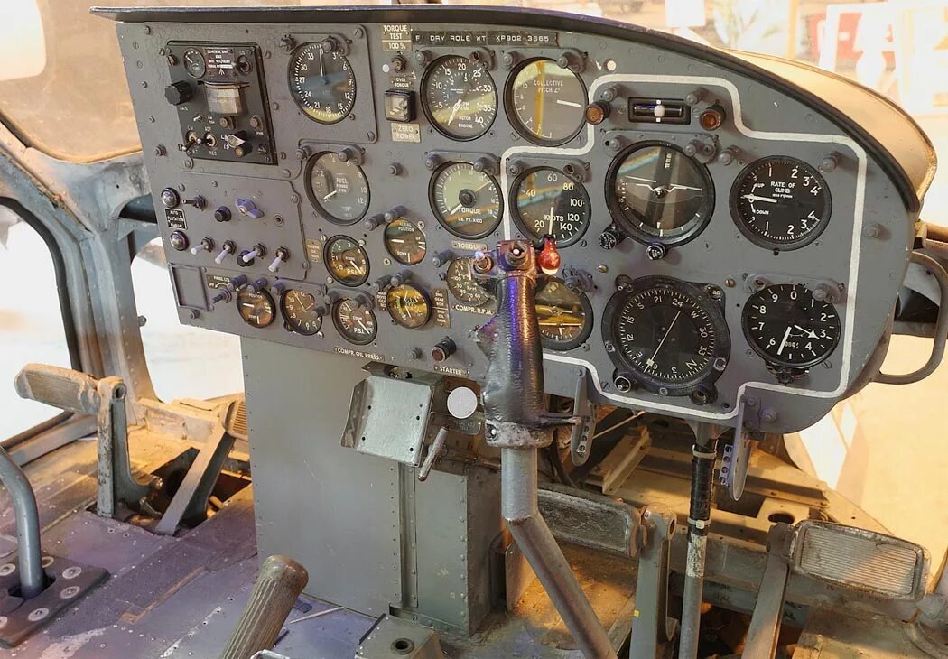 Кабина пилотов в вертолёте Westland Scout. Фотография из открытых источников.