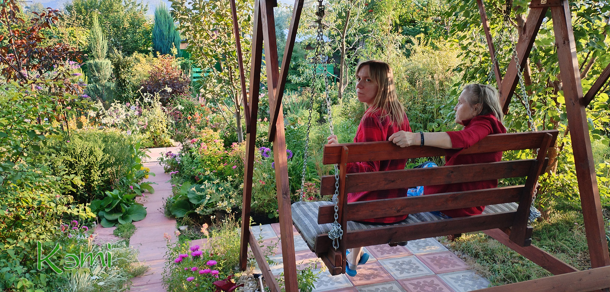 Внучка и бабушка на даче.