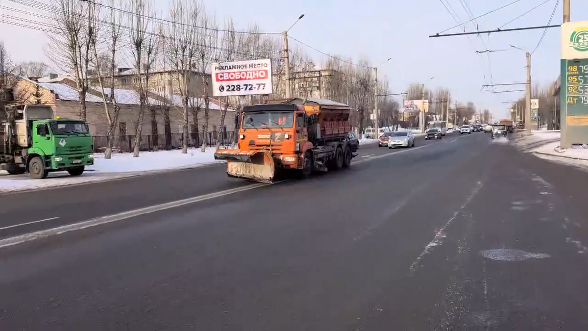     110 спецмашин борются с гололедицей на дорогах Красноярска