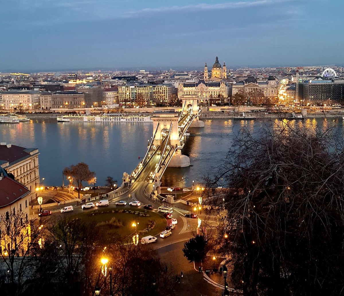 Площадь Адама Кларка перед Цепным мостом через реку Дунай
