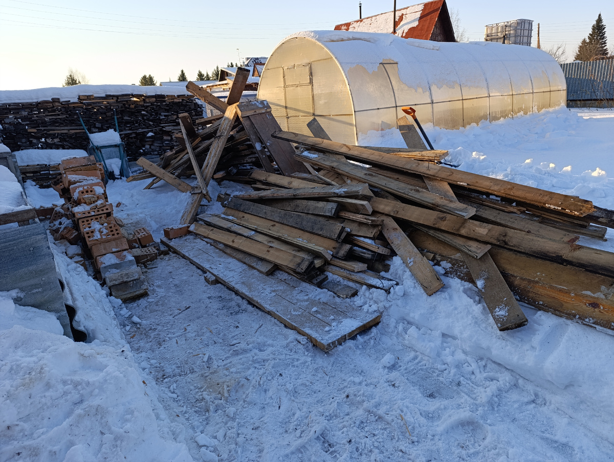 Толстые доски и кирпич