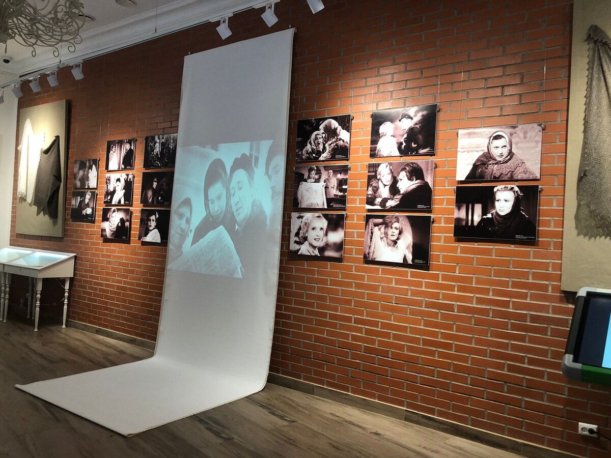 Выставка "Как платок оборону крепил" залах Капеллы Петербурга.