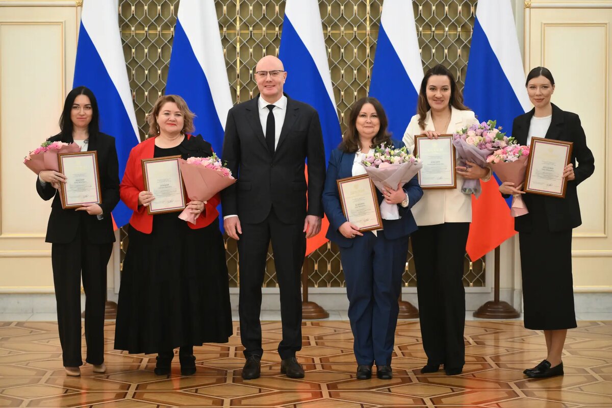     Сотрудники туроператора Fun&Sun получили премию за проект, посвященный синергии турбизнеса и власти в развитии внутреннего туризма. © Пресс-служба вице-премьера Дмитрия Чернышенко