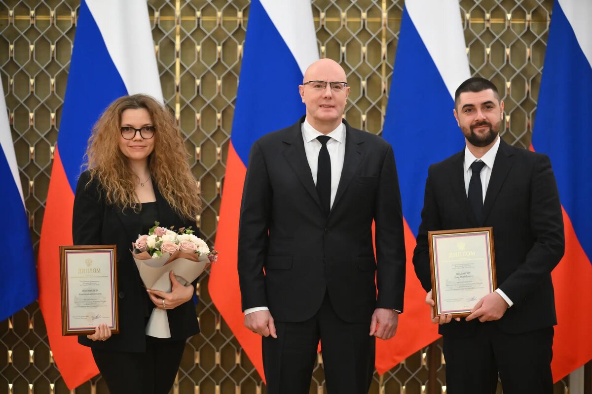  Сотрудникам курорта Красная Поляна премия вручена за проект "Зеленый путь курорта Красная Поляна" в сфере устойчивого развития туризма   © Пресс-служба вице-премьера Дмитрия Чернышенко