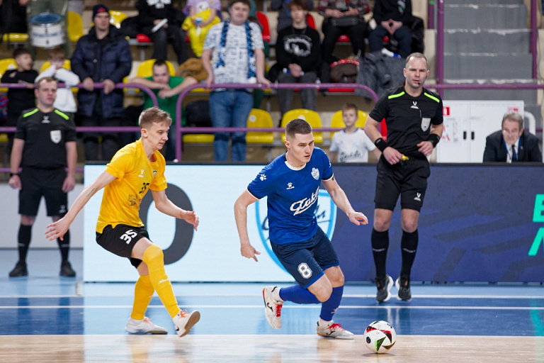    Футболисты сургутского «Факела» провели с командой Суперлиги «Тюмень» 2 матча