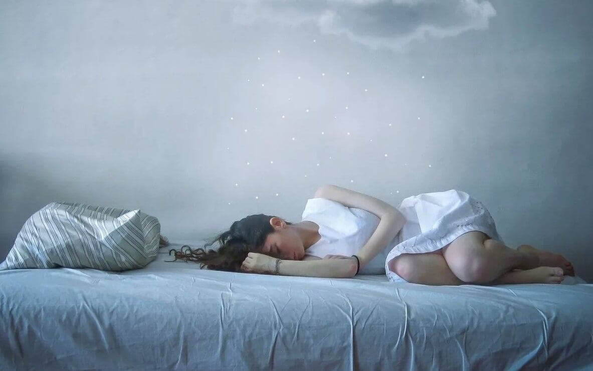    Сны возникают в фазе быстрого сна, когда мозг активно работает, а тело временно парализовано, чтобы мы не «разыгрывали» свои сновидения. Источник изображения: dzen.ru