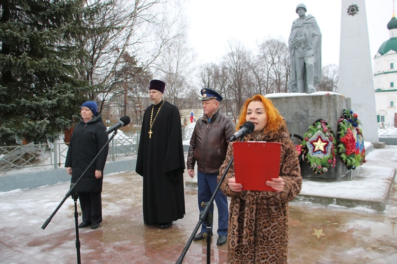 Ведущая митинга Татьяна Брижатая рассказывает о подвиге ленинградцев.