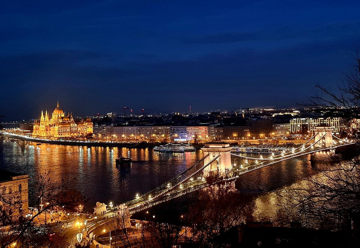 Вид на восточную сторону города Пешт, Цепной мост, река Дунай и здание Парламента
