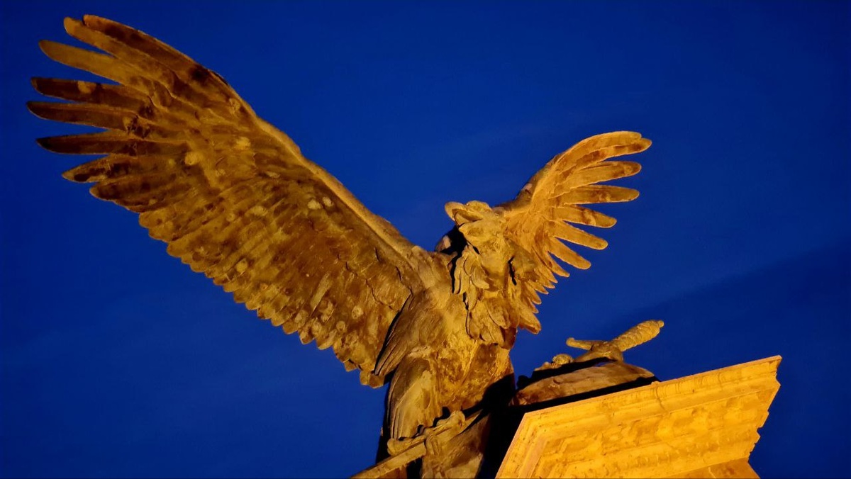 Турул на колонне ограждения Будайской крепости