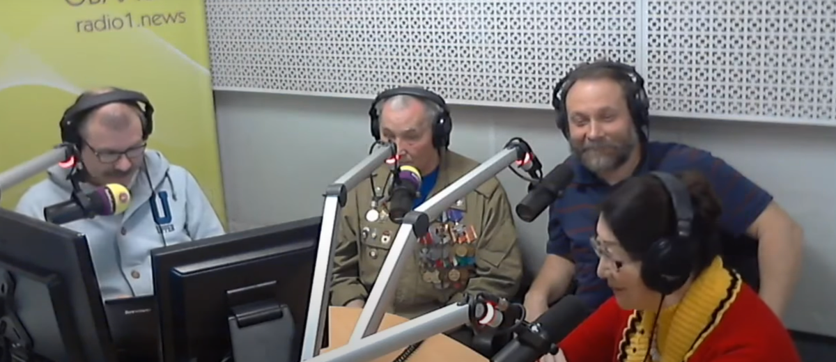 Мы на радио. Темирбекова Сулухан Кудайбердиевна (справа)