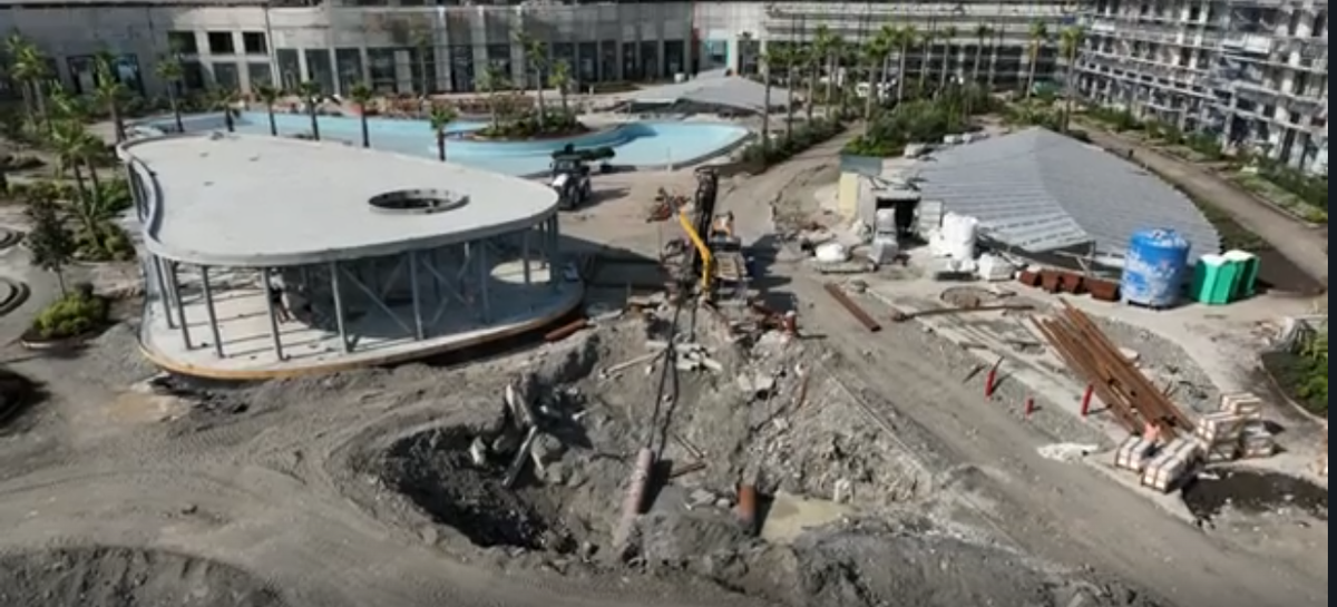 На переднем плане видна установка ГНБ. Бурение производится в сторону моря через стальной футляр д630мм, проложенный МНБШ-600.