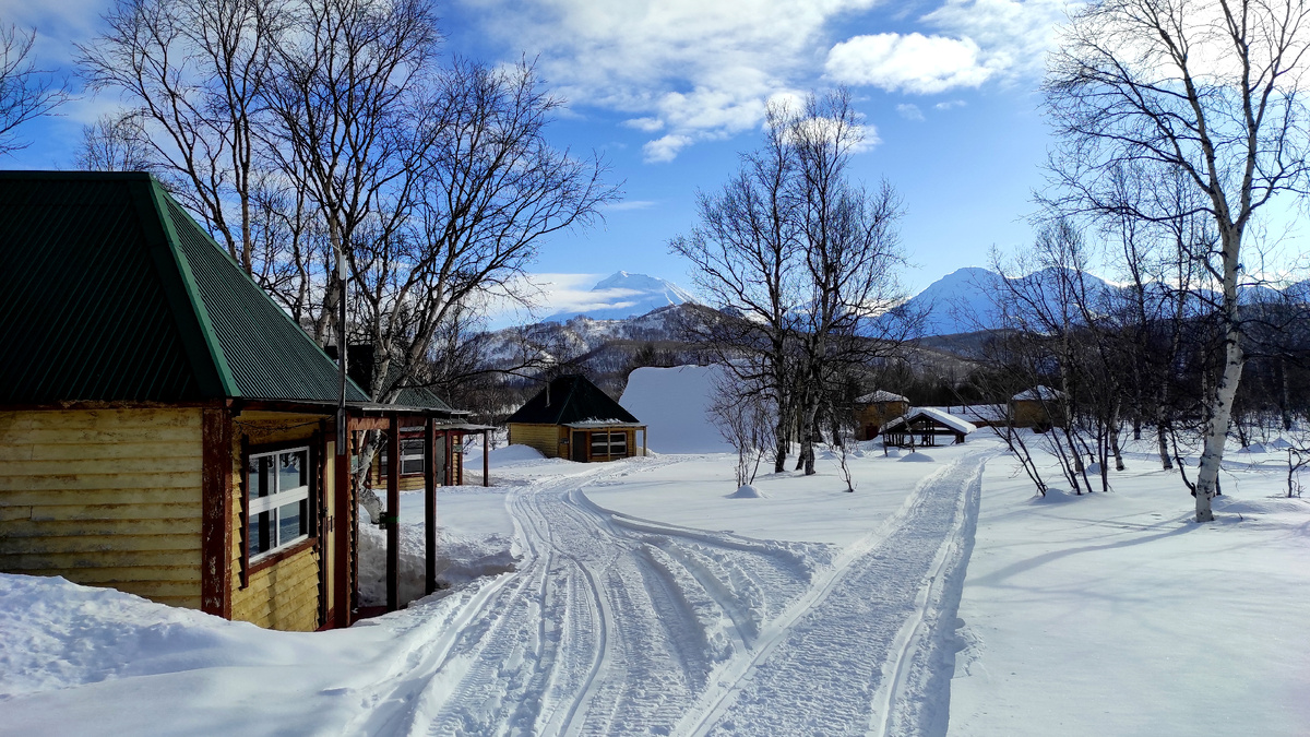Кубики на фоне Корякской сопки. Сопку видно из моего окна.