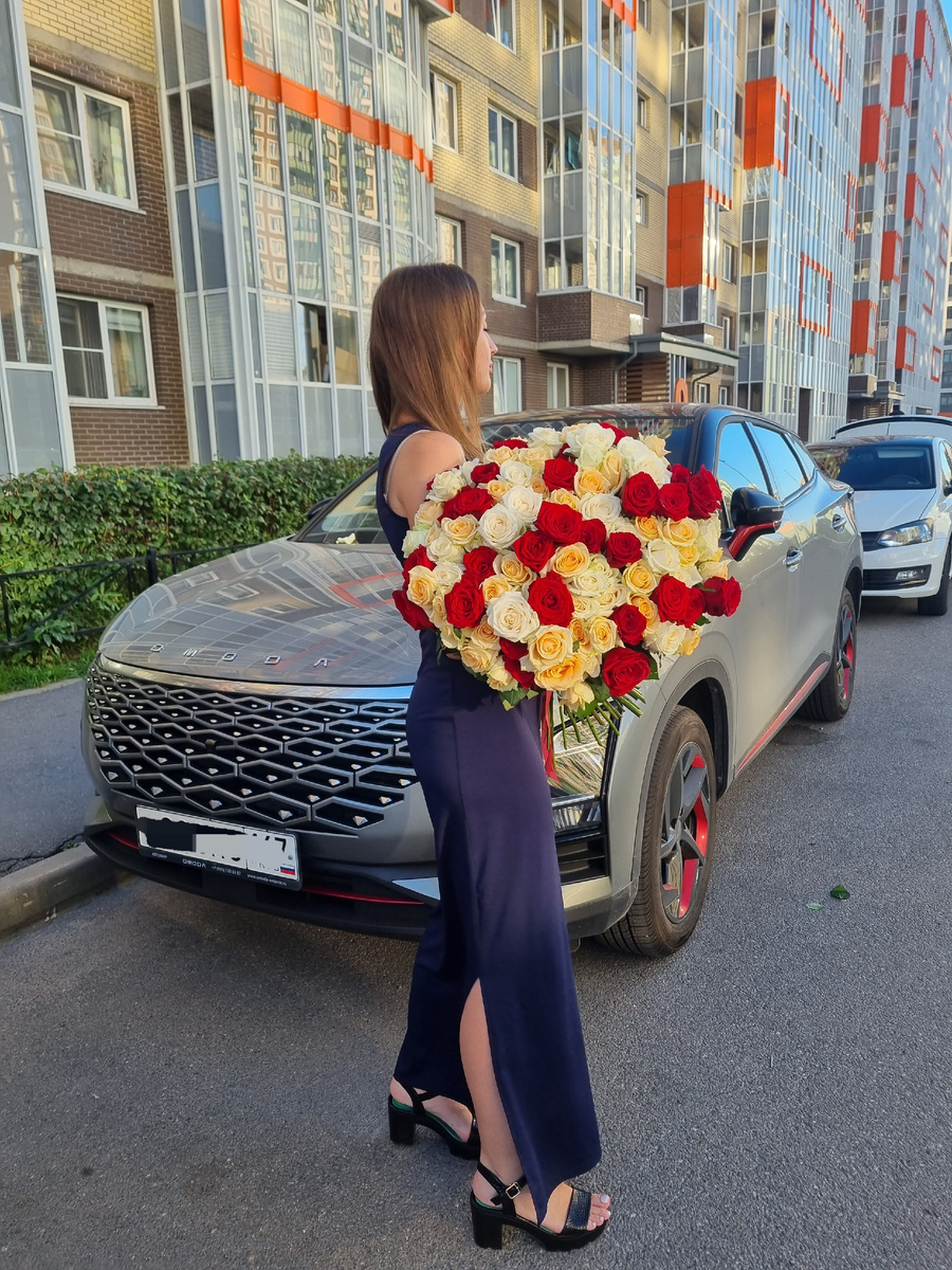 В день 31-летия рядом с нашим домой и машиной, ну и с букетом от папы Ксюши