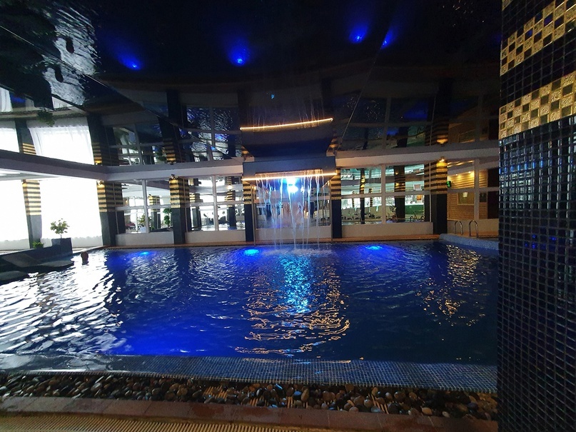 Бассейн с водой из Мертвого моря