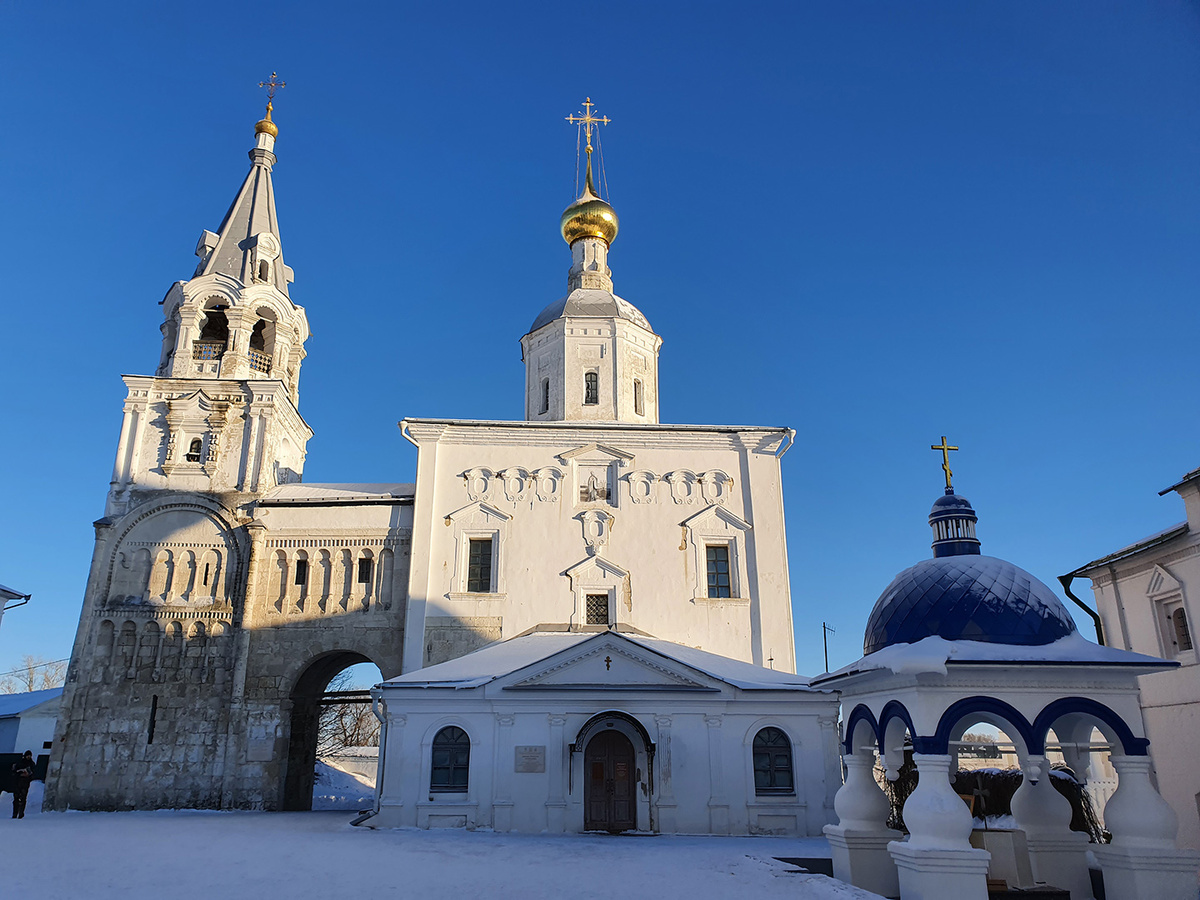 Уцелевший фрагмент замка Андрея Боголюбского в основании колокольни