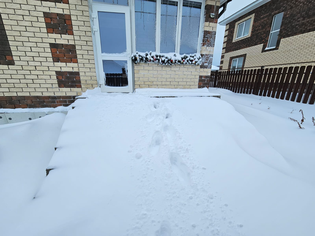 Ладно, если днем так замело - можно почистить, а если приехал с работы поздно вечером, уже чистить совсем не хочется