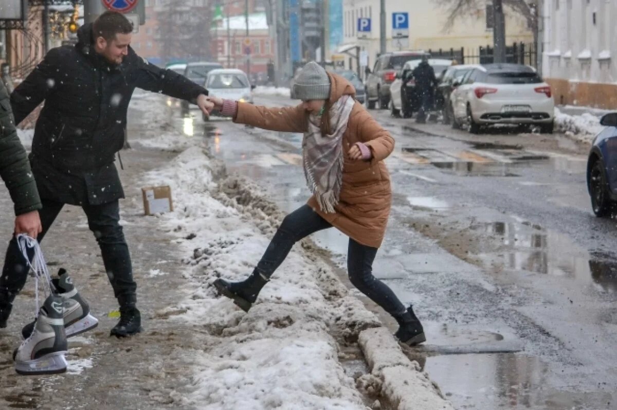    Ижевчане жалуются на не расчищенные от снега остановки и тротуары