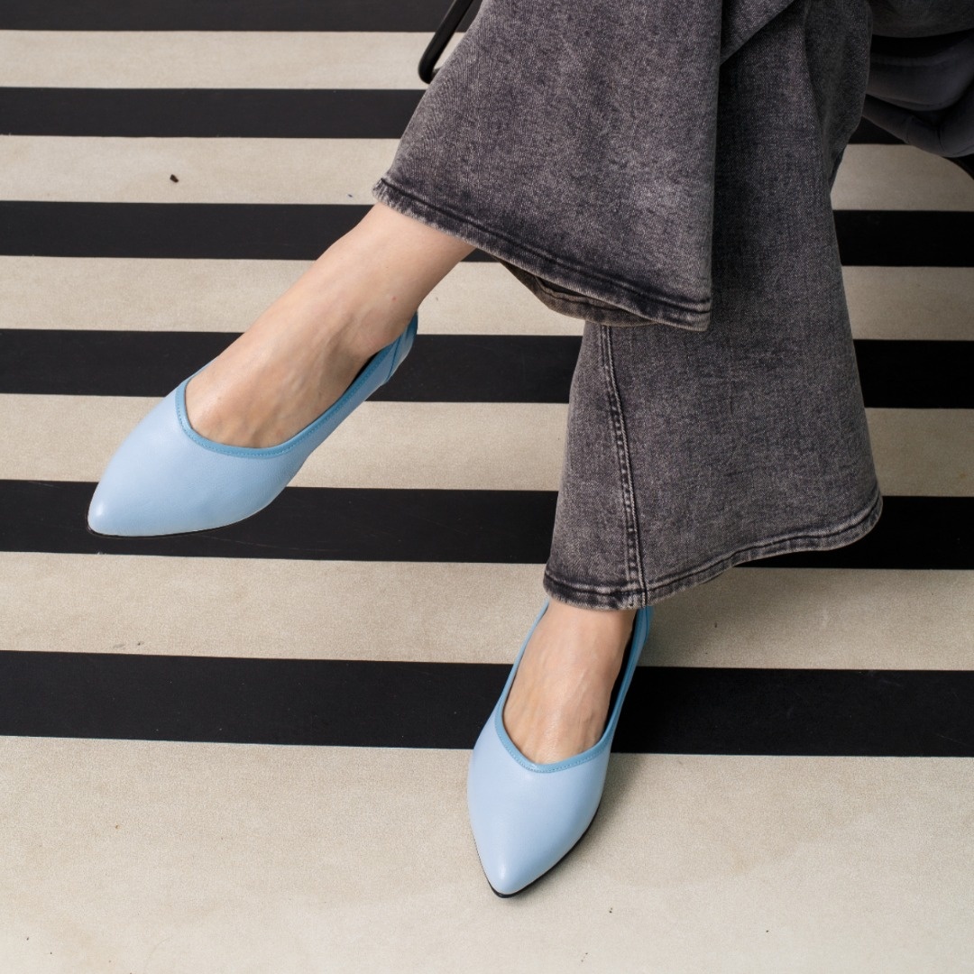 На фото голубые балетки Laura Potti, артикул 4492