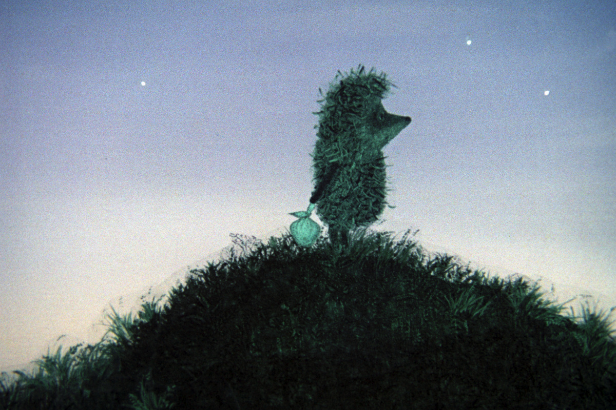 На часах изображен знаменитый ежик с узелком в руках. Фото: Global Look Press