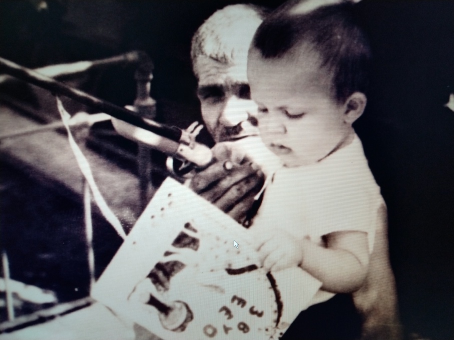 Я с дедушкой.