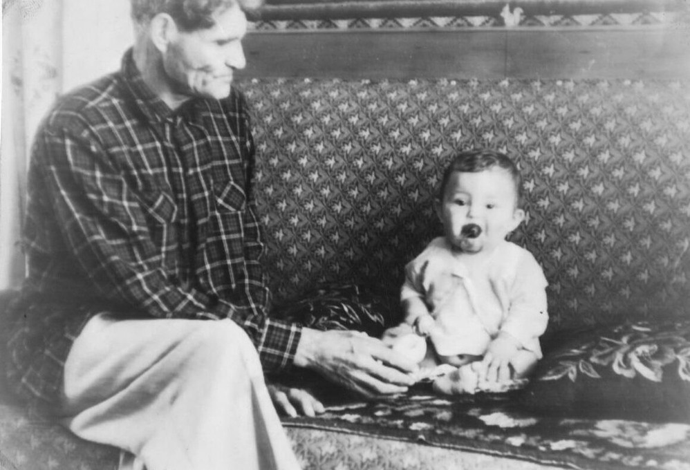 С дедушкой.