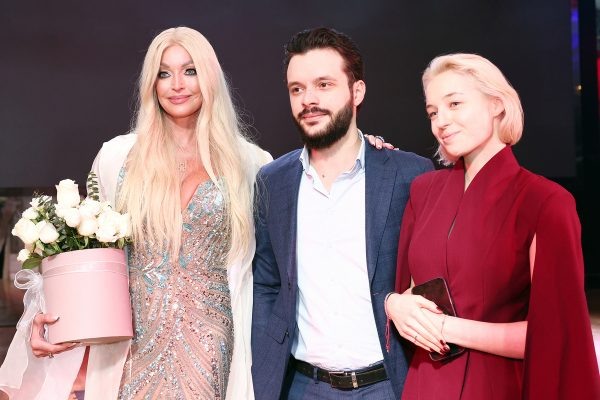    Анастасия Волочкова с дочерью и будущим зятем, фото:dzen.ru