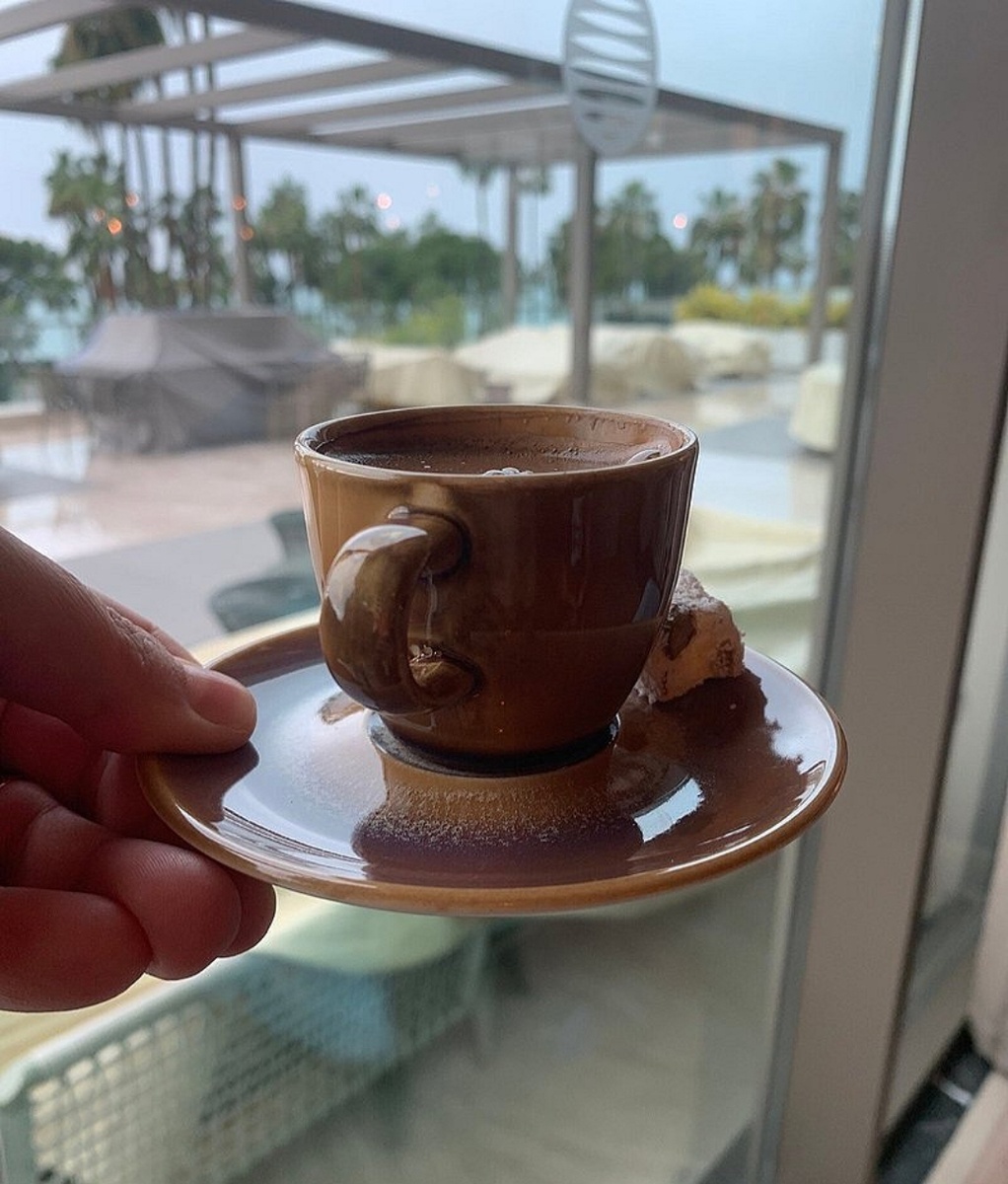 Для, некоторых сайты знакомств "полезны" тем, что можно приятно провести время за чашечкой кофе. Но именно с чашечки кофе всё и начинается, а потом как повезёт... 