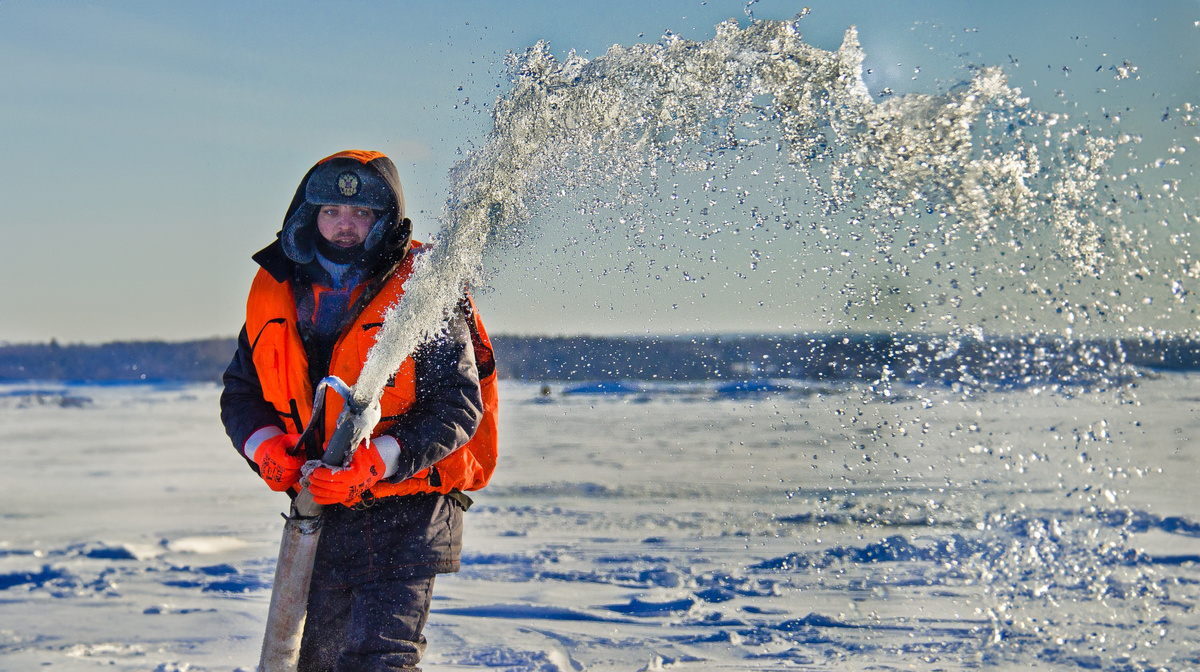     В Енисейском районе начали заливать первую ледовую переправу через Енисей: когда её откроют?