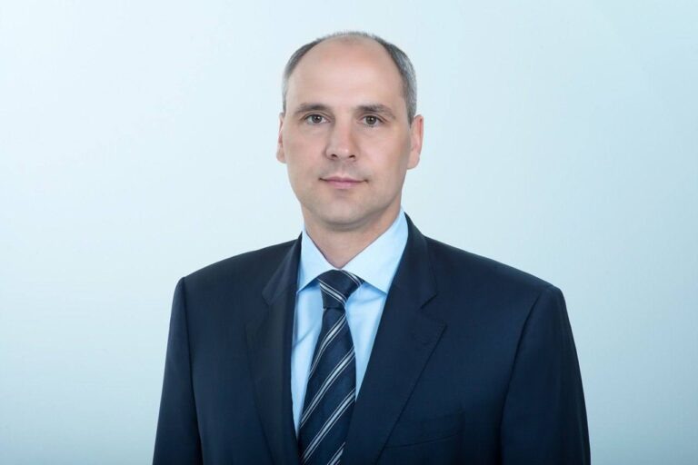    Губернатор Денис Паслер поздравил оренбуржцев с Днем российского студенчества Оренбуржье