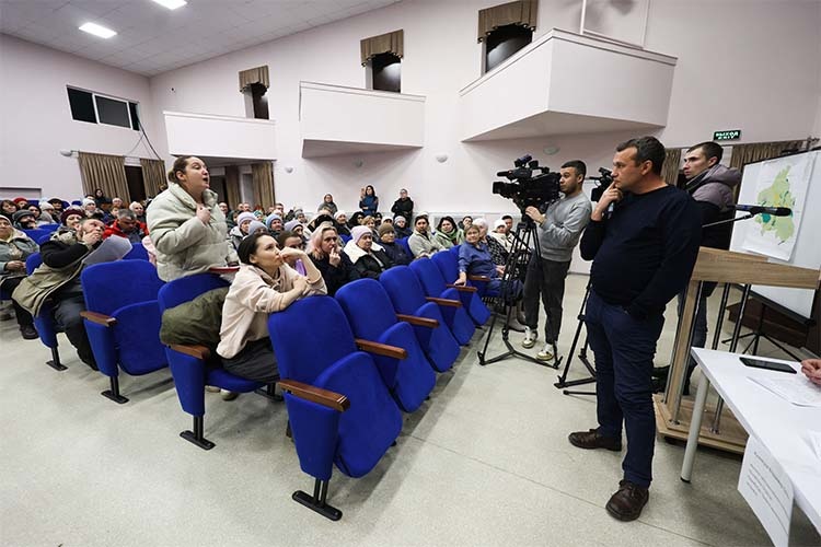    На публичных слушаниях в ноябре жители Ленино-Кокушкино переживали о том, как «мусорный» комплекс повлияет на окружающую среду, расположенные неподалеку населенные пункты, что объект будет загрязнять воздух и дополнительно нагрузит транспортную инфраструктуру.   
Фото: «БИЗНЕС Online»