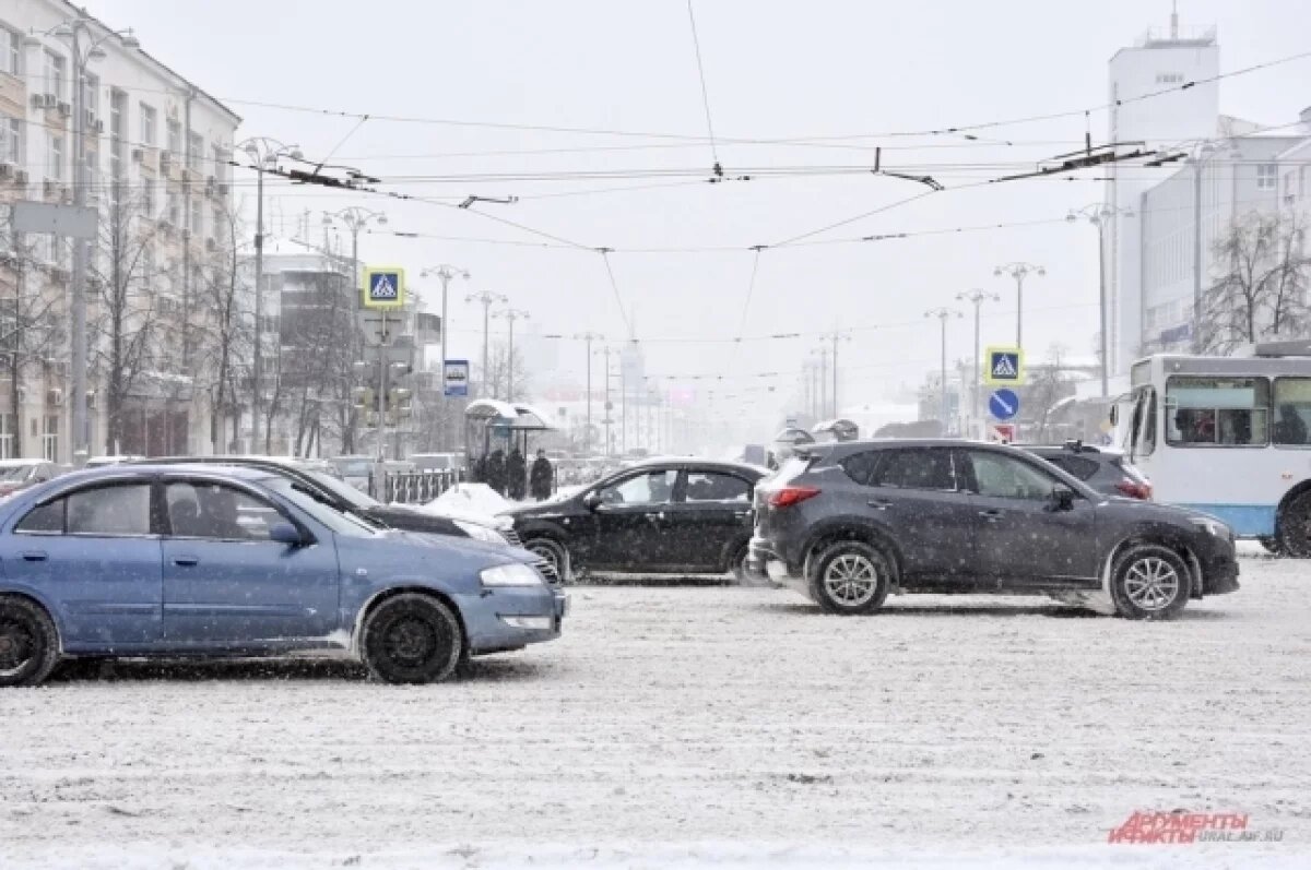    Коммунальные службы Екатеринбурга продолжают устранять гололед на дорогах