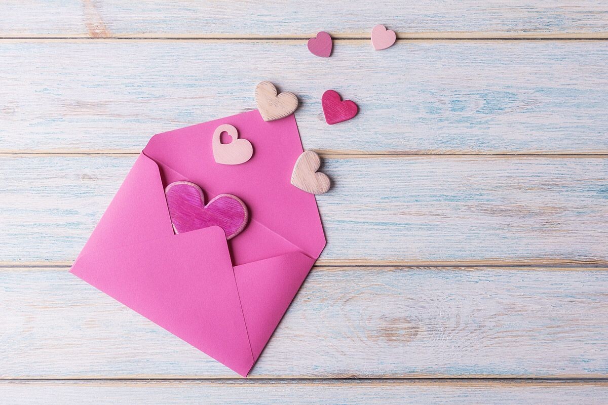 В преддверии Дня всех влюбленных магазины предлагают множество открыток с готовым текстом. Но лучше написать письмо о любви самим. Источник: Shutterstock📷
