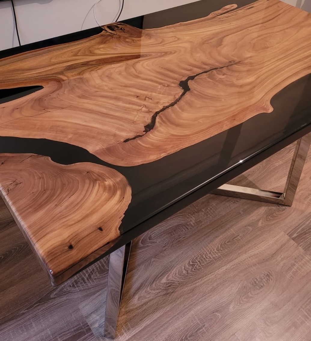 Компьютерный стол-река из карагача