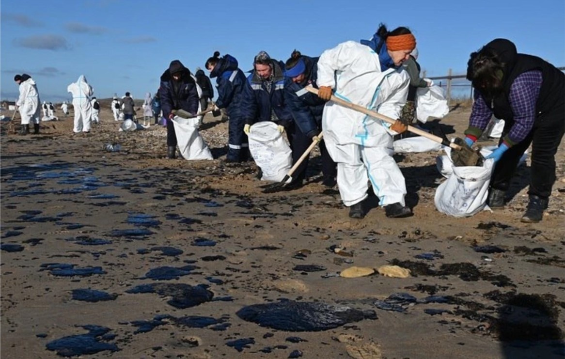 Фото: Спасатели и волонтёры убирают берег / Оперативный штаб Краснодарского края