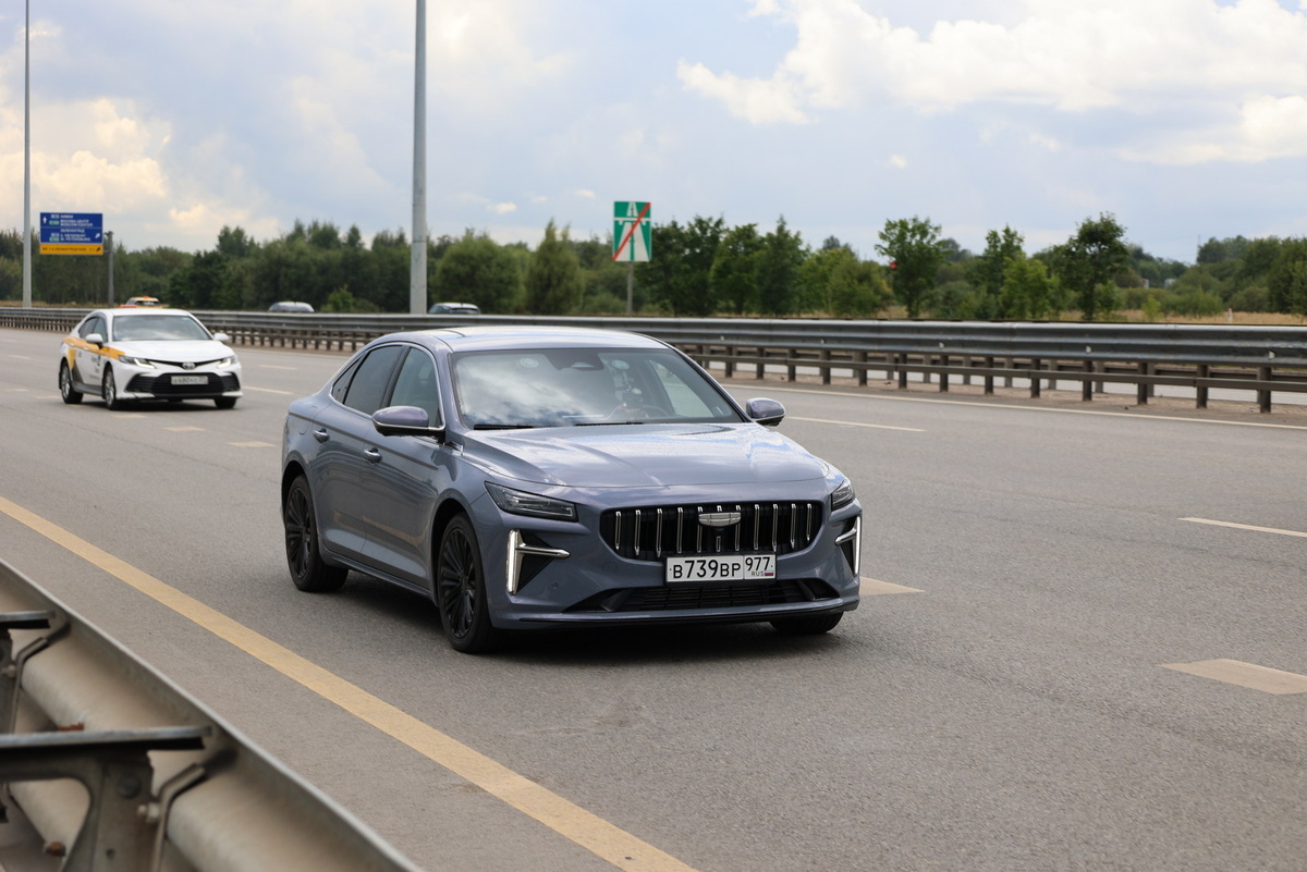 Geely Preface официально в России: стартовая цена бизнес-седана составляет около 3,36 млн рублей. Автомобиль поставляется к нам напрямую из Китая.