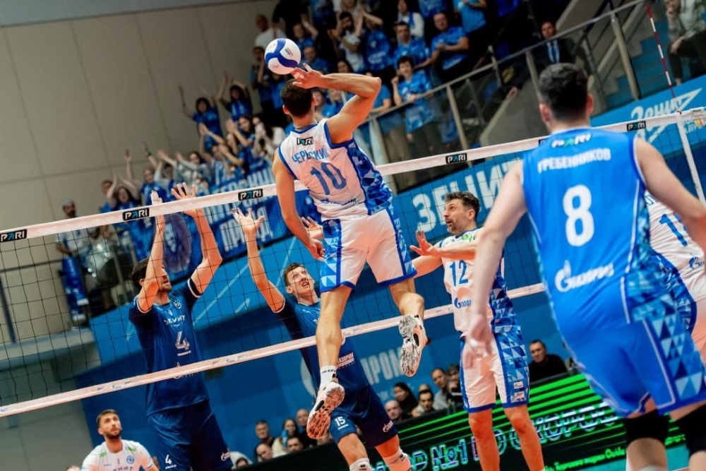    В первом круге питерский "Зенит" (в светлой форме) дома уступил казанским одноклубникам со счетом 0:3. Матч второго круга состоится 1 февраля в столице Татарстана. / Фото: Пресс-служба ВФВ