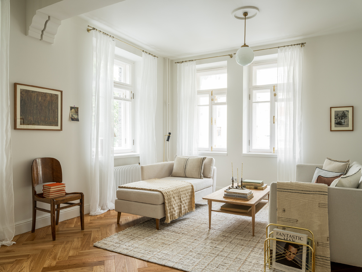 В гостиной диван IKEA и кушетка «Диван.ру», обитые новой тканью. Стул и газетница винтажные.