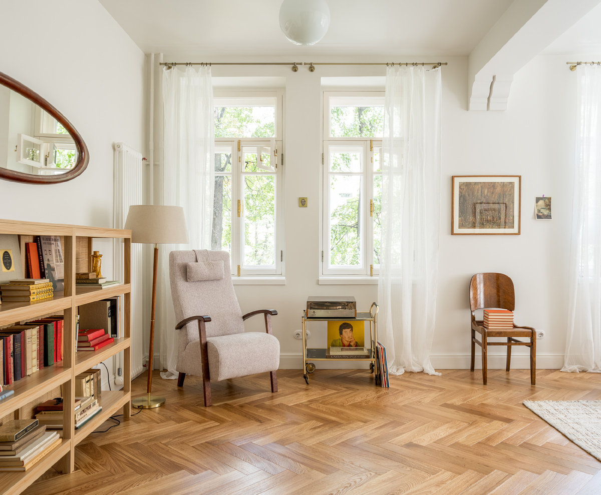 Другой ракурс гостиной. Винтажное финское кресло несколько лет простояло в цветочном магазине. Его Наташа тоже переобила в новую ткань. Винтажный сервировочный столик теперь служит подставкой для проигрывателя и пластинок.