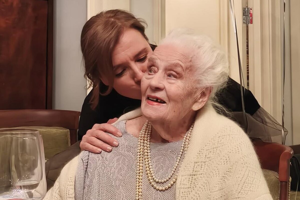    Ксения Алферова с бабушкой Социальные сети