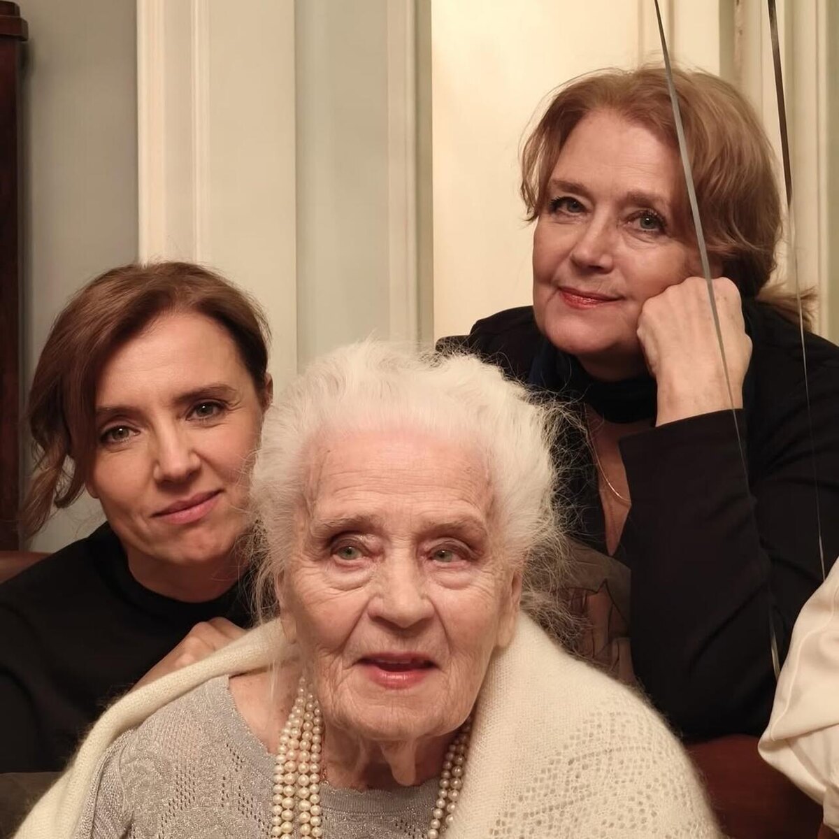    Ирина Алферова с дочерью Ксенией и мамой Социальные сети