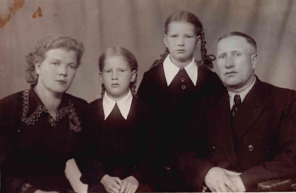 Семья учителей Тихоновых: Вера Сергеевна, Иван Андреевич и их дочери, Светлана и Валерия. Фото из архива Фонда «Крохино»